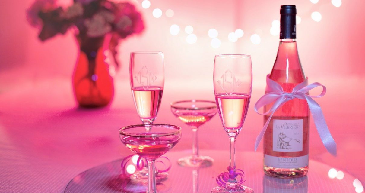 Świąteczne zakupy Polaków - alkohol na prezent, świąteczny stół i na Sylwestra