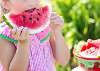 Superfoods w diecie dziecka - jak uzupełnić menu o cenne dla zdrowia składniki